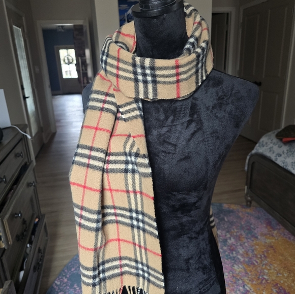 Authentic Burberry Classic Beige and Red Plaid Scarf - Picture 9 of 9